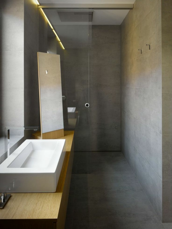 interessant-ausgestattetes-badezimmer-mit-einem-designer-badspiegel