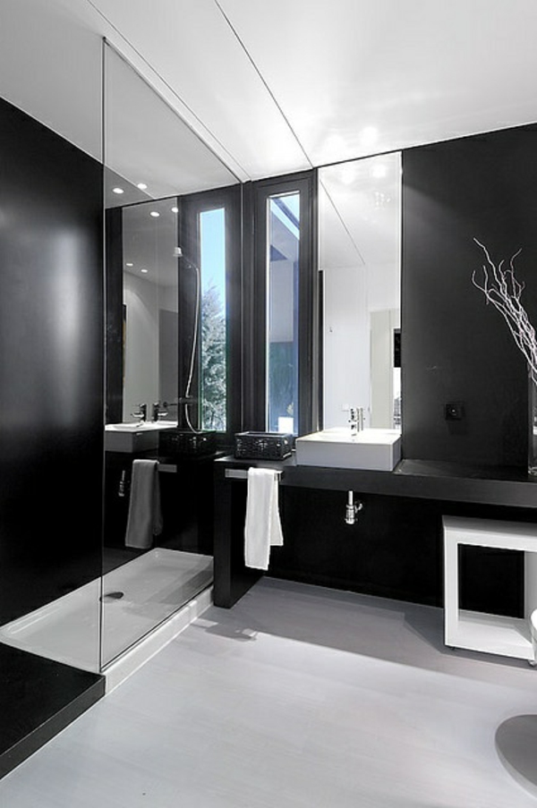 modernes-beeindruckendes-badezimmer-mit-einem-designer-badspiegel