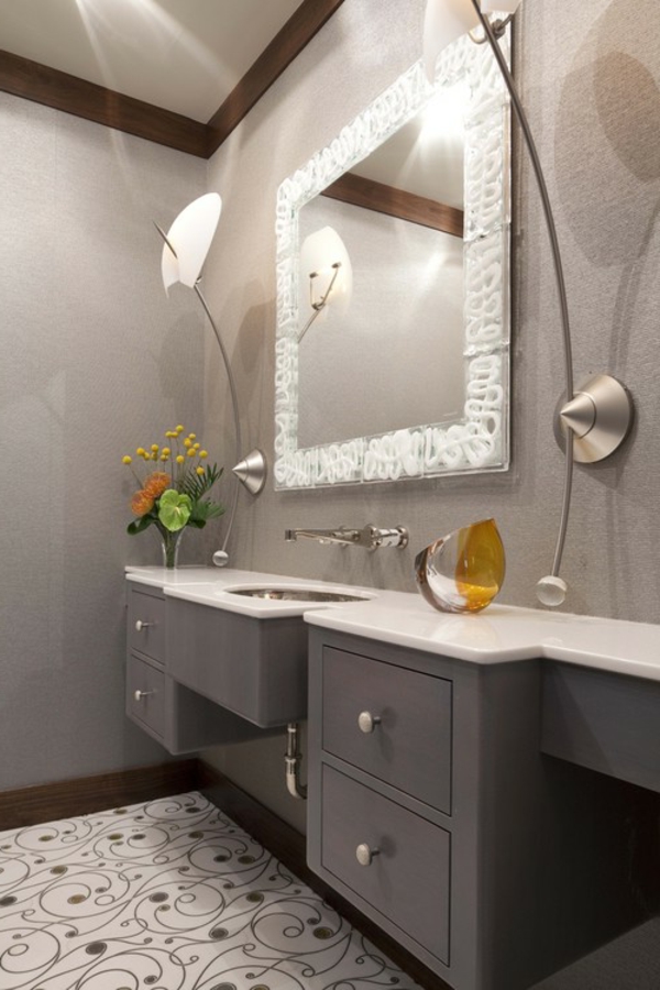 modernes-kleines-beeindruckendes-badezimmer-mit-einem-designer-badspiegel