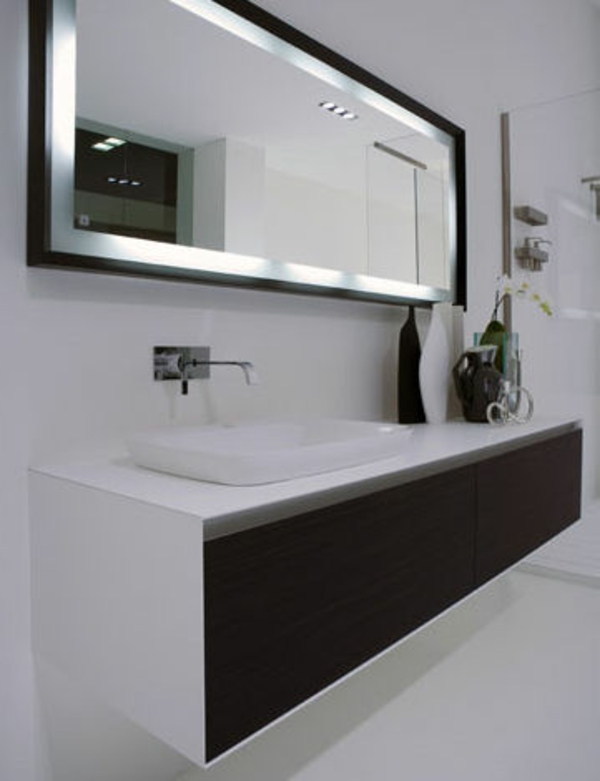 modernes-schickes-badezimmer-mit-einem-designer-badspiegel