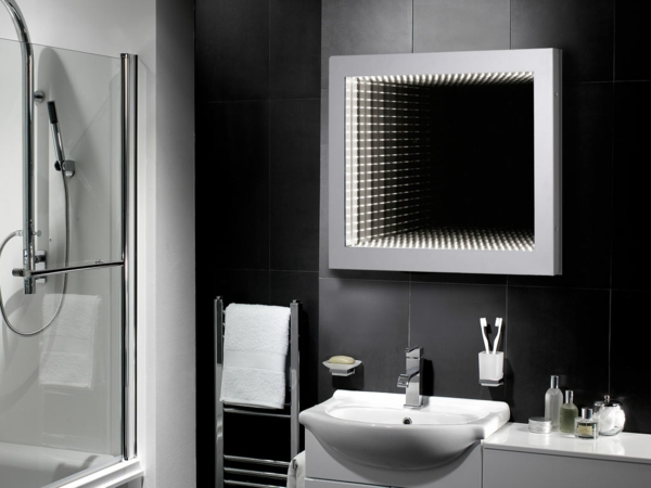 modernes-schwarzes-badezimmer-mit-einem-designer-badspiegel