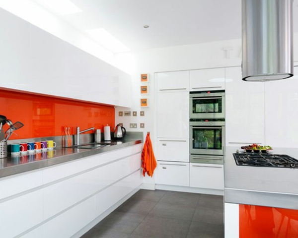 neue-küchenideen-weiß-und-orange