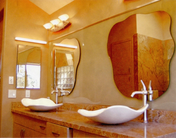 orange-beeindruckendes-badezimmer-mit-einem-designer-badspiegel