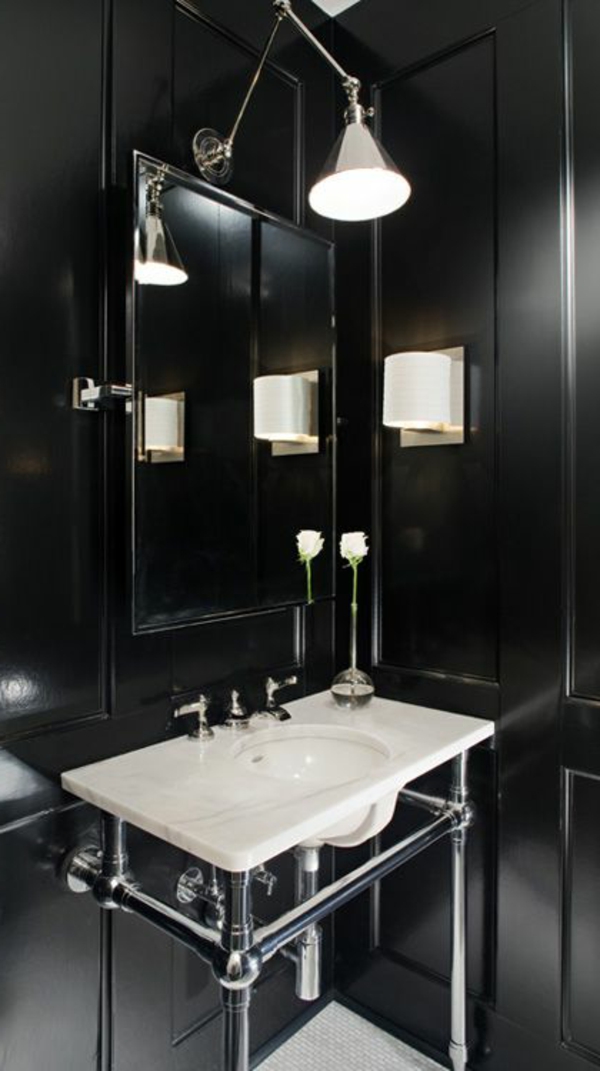 schwarzes-badezimmer-mit-einem-designer-badspiegel