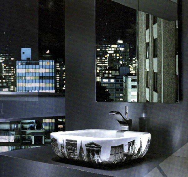 schwarzes-schickes-beeindruckendes-badezimmer-mit-einem-designer-badspiegel