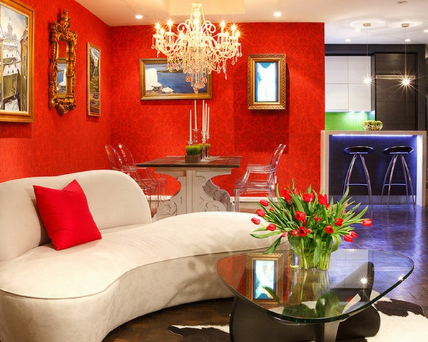 tapeten-farben-ideen-attraktive-rote-wand-und-weißes-sofa