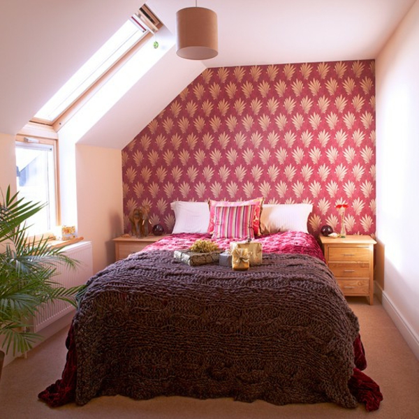tapeten-farben-ideen-kleines-schlafzimmer-mit-roter-wand