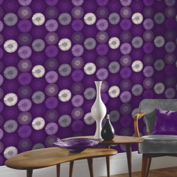 tapeten-farben-ideen-wohnzimmer-mit-cooler-lila-wandgestaltung