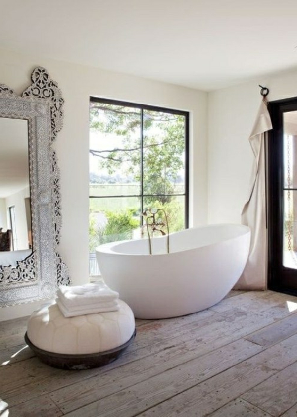 weiße-badewanne-und-großer-spiegel-im-badezimmer