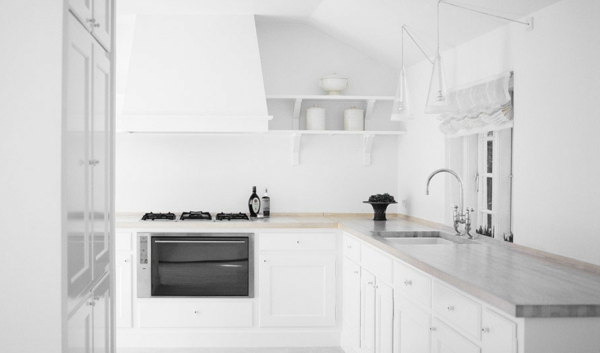 weiße-kleine-küche-einrichten-minimalistisch-aussehen