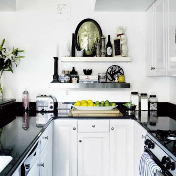 weiße-kleine-küche-einrichten-mit-schwarzen-elementen