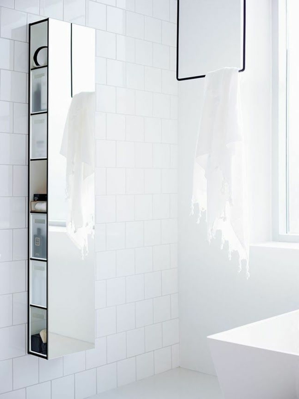 weißes-schlichtes-badezimmer-mit-einem-designer-badspiegel