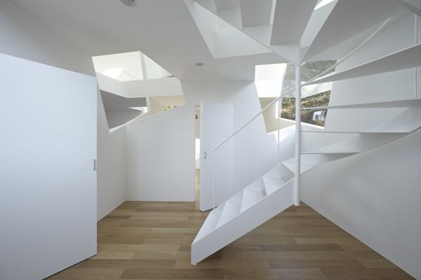 Ideen-für-das-moderne-Interior-Design-Innentreppe-weiße-Windeltreppe