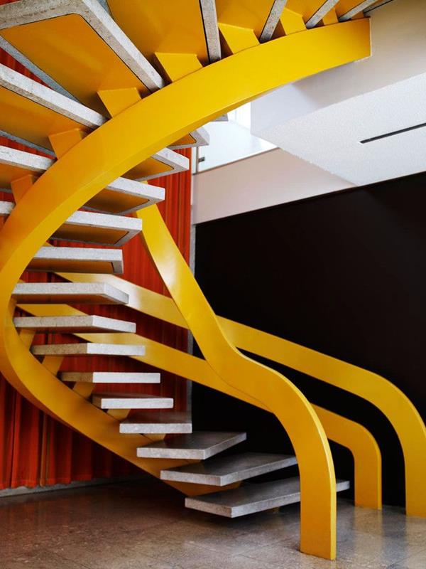 Luxus-Interior-Design-Ideen-faszinierende-Innentreppe-in-gelber-Farbe