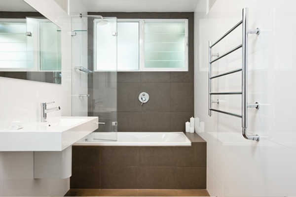 badewannen-mit-duschzone-kleines-elegantes-badezimmer-mit-einem-fenster