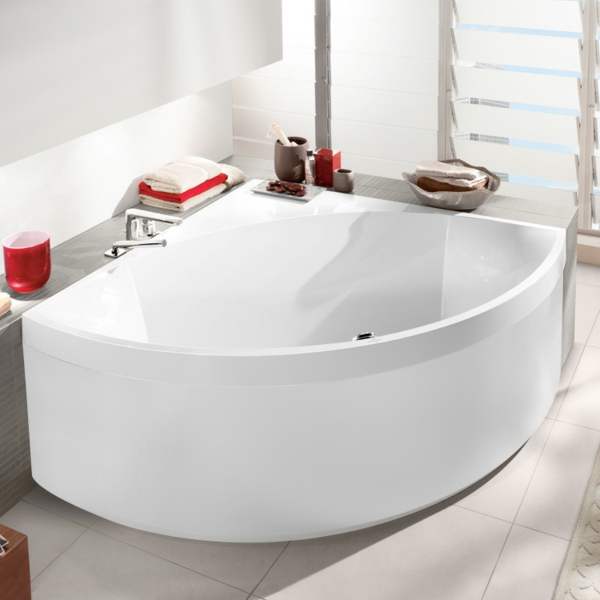 einmaliges-design-von-badewanne-mit-schürze