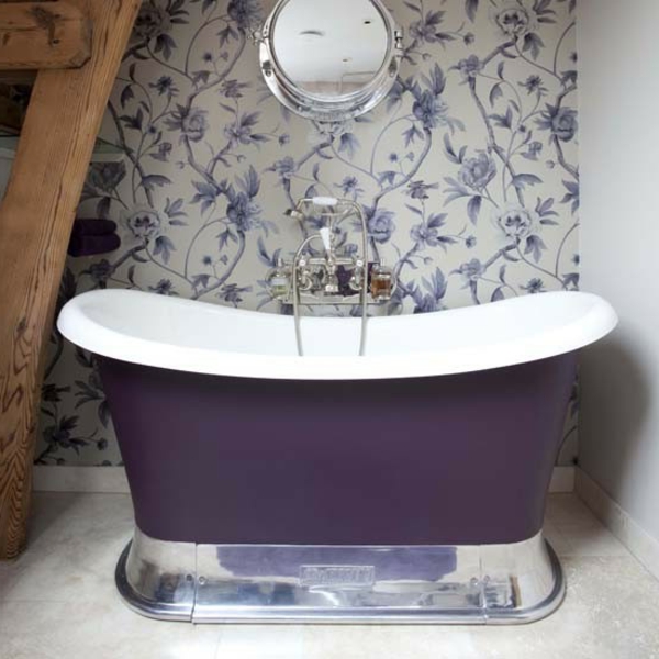 kleine-badewannen-freistehend-lila-farbe-und-coole-badezimmer-tapeten