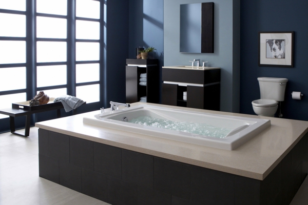 kleine-eingebaute-badewanne-im-eleganten-grauen-bad