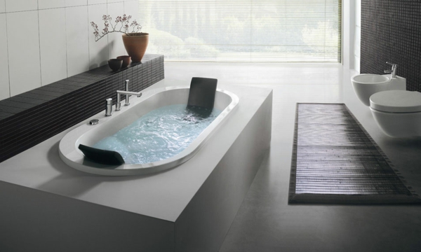 kleine-eingebaute-badewanne-im-ultramodernen-badezimmer