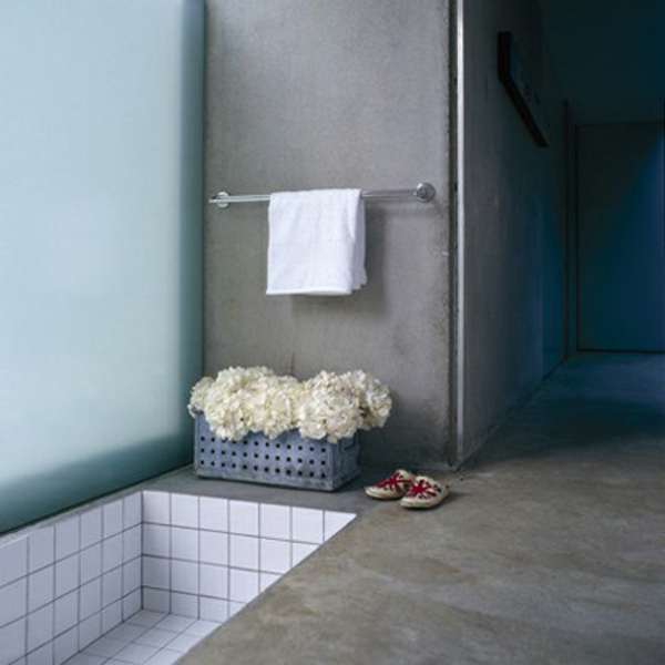 kleine-eingebaute-badewanne-schlichte-und-elegante-badezimmer-gestaltung