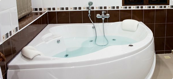 kleine-eingebaute-badewanne-weiße-farbe-schickes-modell