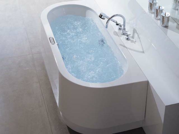 ultramoderne badewanne mit schürze in weißer farbe