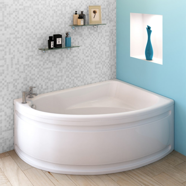 moderner-look-weiße-eckbadewanne im bad mit weißen und blauen wänden