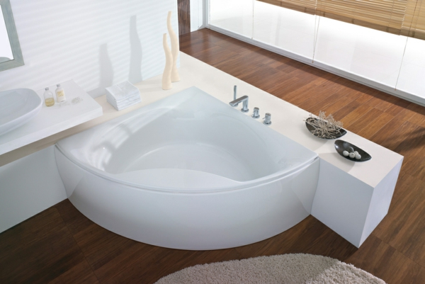modernes-design-von-badewanne-mit-schürze-im-hellen-badezimmer