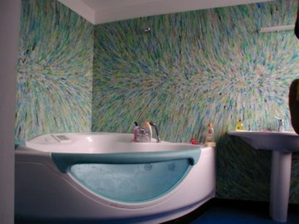 super-schicke-eckbadewanne im badezimmer mit auffälliger wandgestaltung