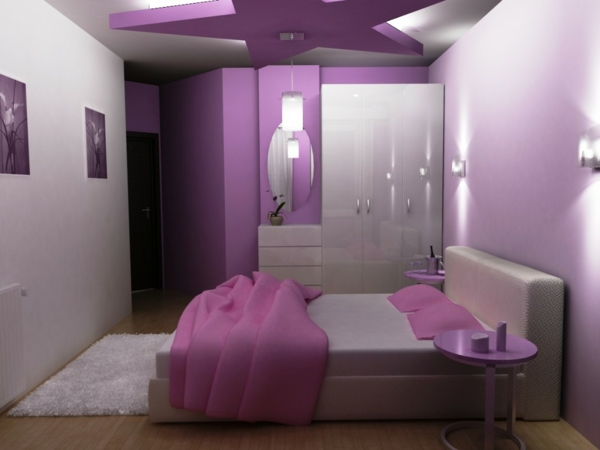zwei bilder an der wand im kleinen schlafzimmer in lila farbe