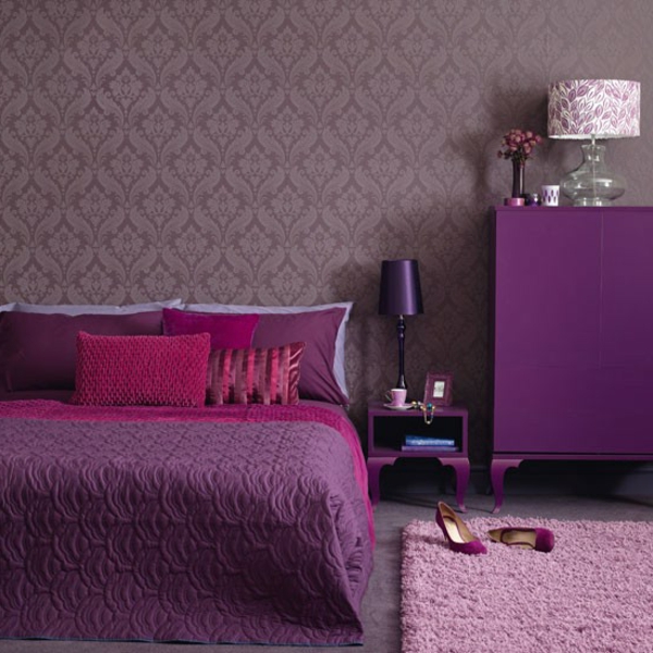 lila schlafzimmer mit vielen dekokissen auf dem bett