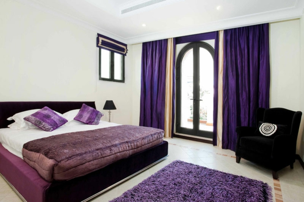  schlafzimmer mit einem lila teppich und lila gardinen