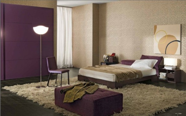 elegantes schlafzimmer mit lila akzenten