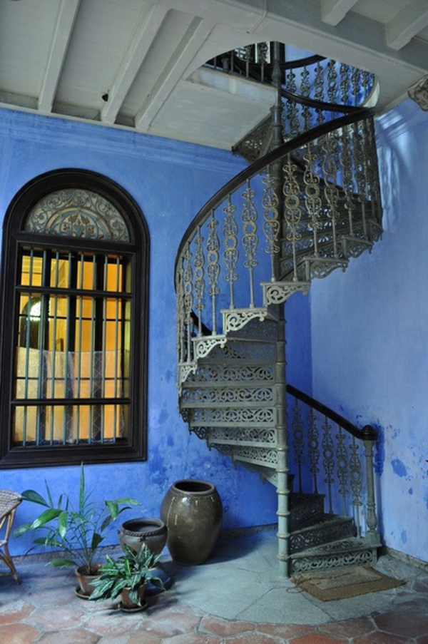 Spindeltreppe-Antik-blaue-Fassade