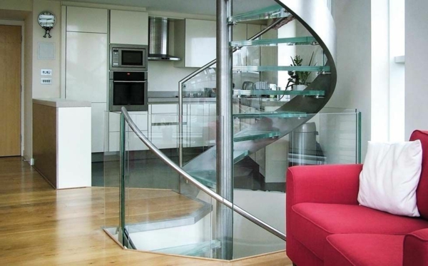 Spiraltreppe-mit-sehr-schönem-Design-und-Glasstufen