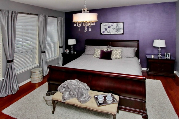 großes bett und lila wandgestaltung im schlafzimmer