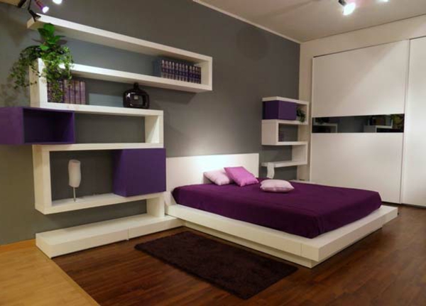 modernes schlafzimmer, in weißer und lila farbe gestaltet