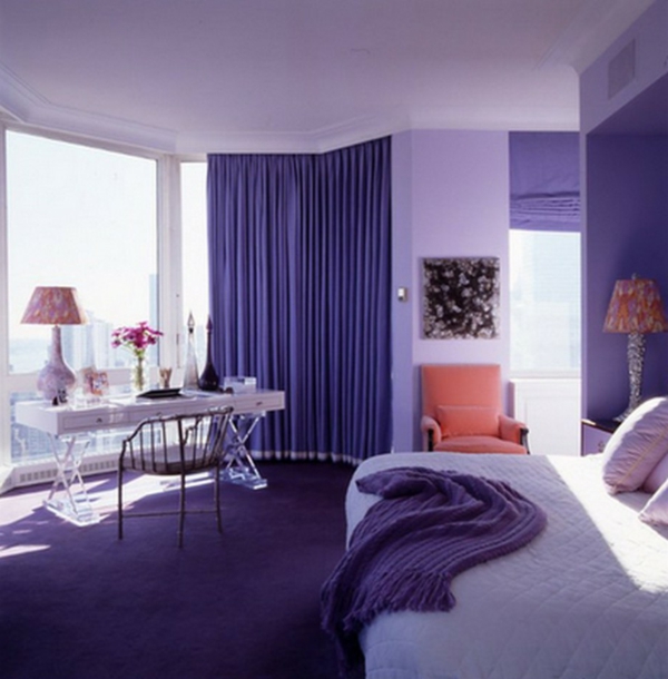 schönes lila schlafzimmer mit großen fenstern