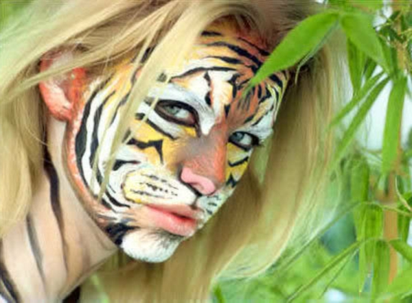 blonde-frau-mit-einem-coolen-tiger-schminken
