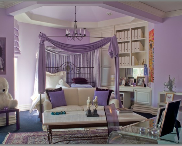 modernes schlafzimmer mit einem weißen sofa und lila vorhängen