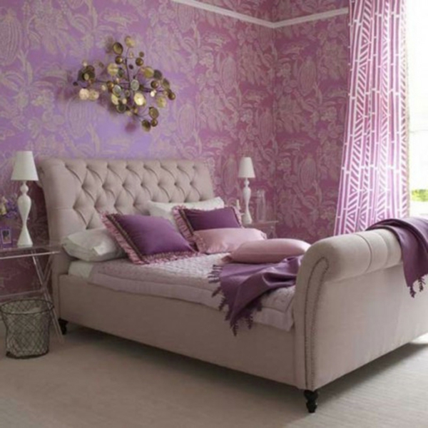  schlafzimmer mit lila wänden und einem schönen bett