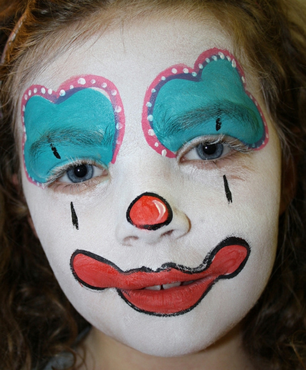 clown schminken - mädchen mit roter farbe um den mund - weiße punkte um den augen