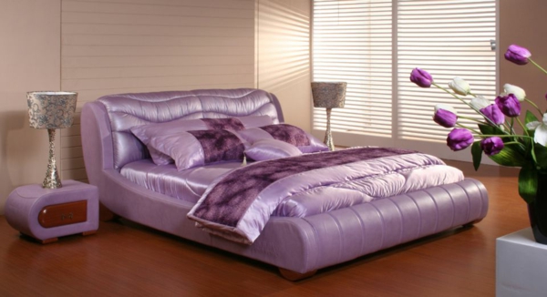  schlafzimmer mit einem attraktiven lila modell vom bett