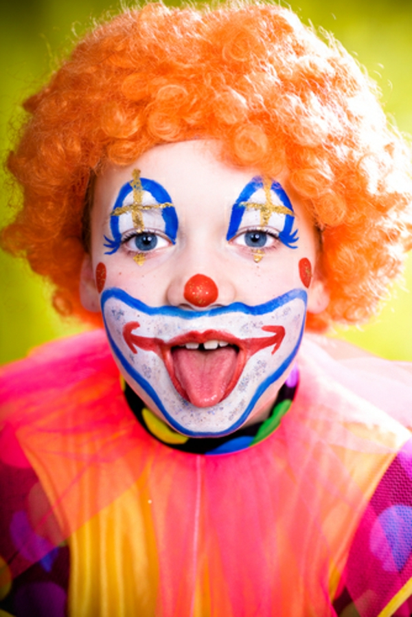 clown schminken - kind mit orange perücke - lustiges make up