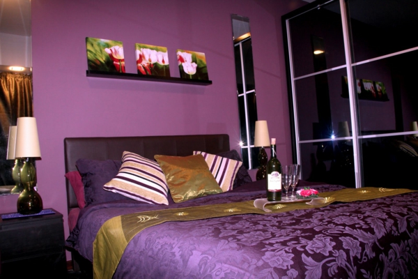  schlafzimmer mit drei bildern über dem lila bett