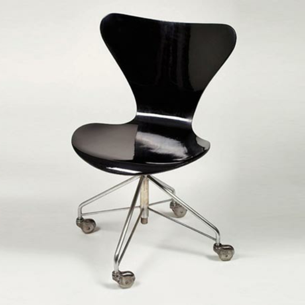 schwarzer-Drehstuhl-mit-innovativem-Design--