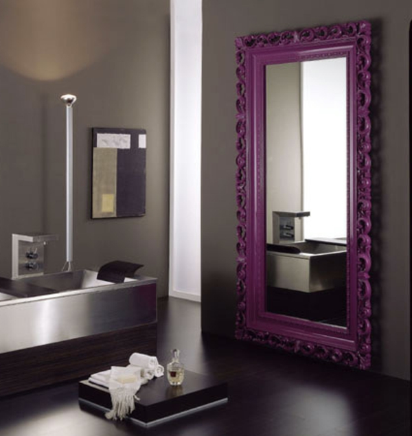barockspiegel - großes modell mit lila rahmen im schicken badezimmer