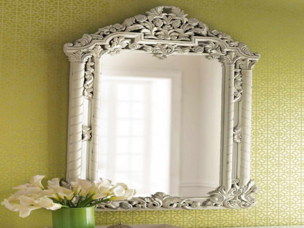 barockspiegel - an einer schönen wand - weiße blumen daneben