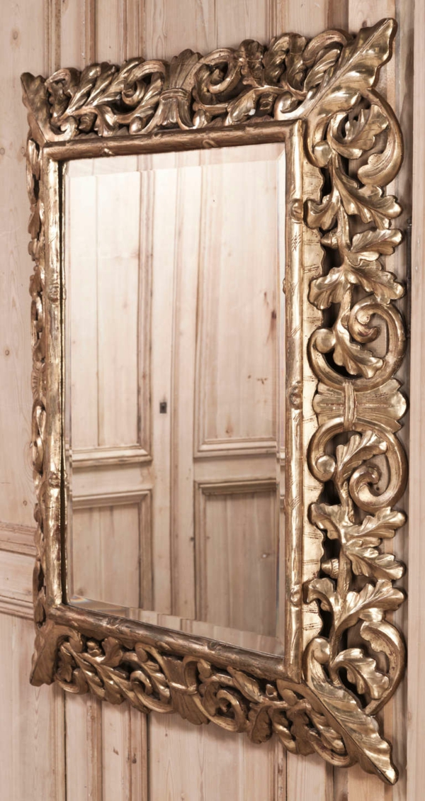 barockspiegel - eckige form und schöne ornamente