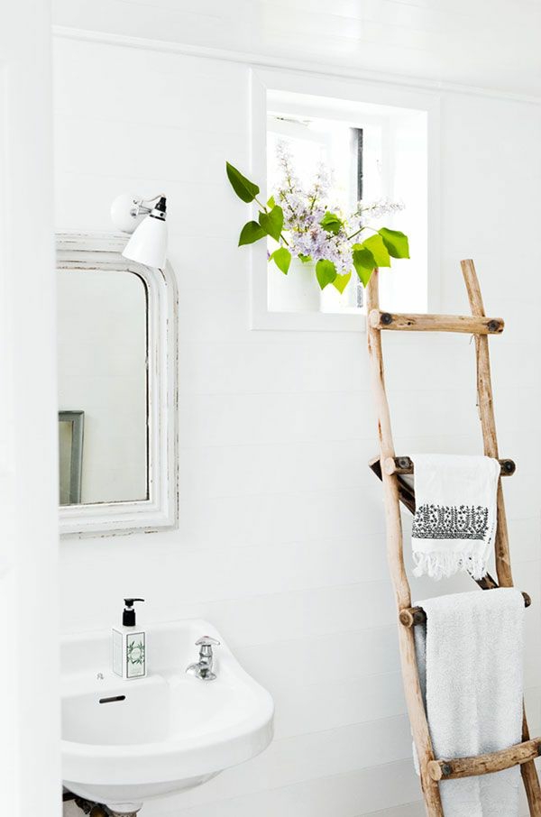 badezimmer-einrichten-holzleiter-als-handtuchhalter-weißes-badezimmer-weiße-wandfarbe-kleines-badezimmer-ideen
